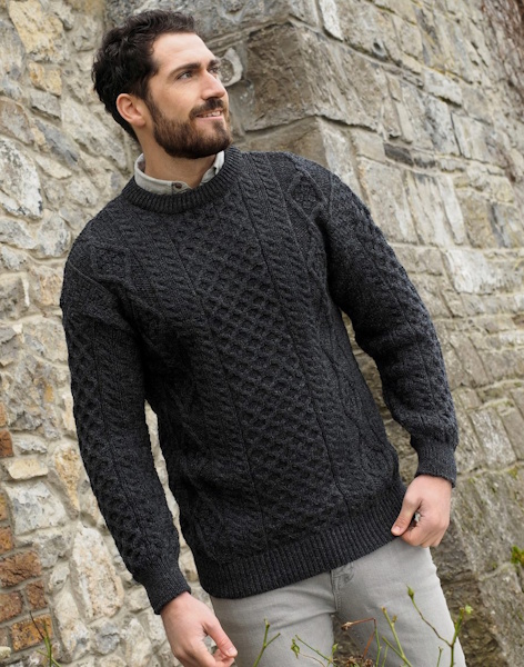 Aran Crafts trui (unisex) Inis Mór - Charcoal – Image 2