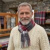 Erleben Sie den Luxus dieses irischen Schals von John Hanly. Gefertigt aus 100 % Merino-Lammwolle für unvergleichliche Weichheit und Wärme – ein zeitloses Accessoire für jedes Outfit.