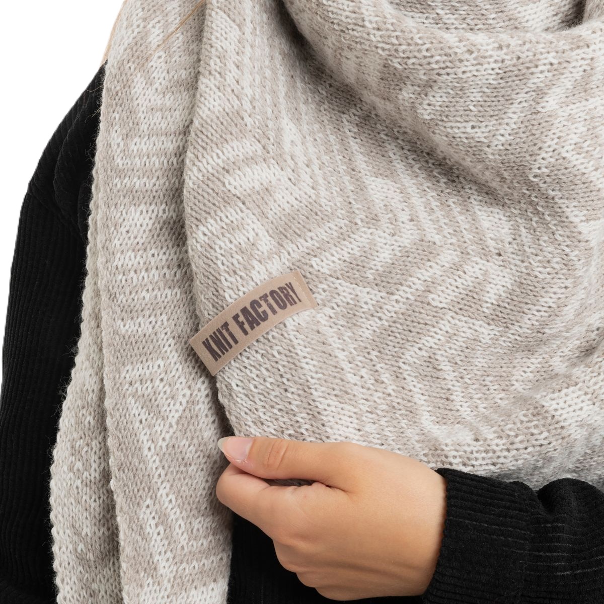 Knit Factory Umhlagetuch Josh – Beige / Iced Clay – Bild 3